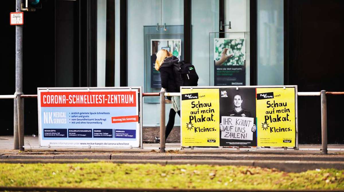 Um diese Plakate am Rande der Gehwege wird gestritten. Foto: Lichtgut/Max Kovalenko