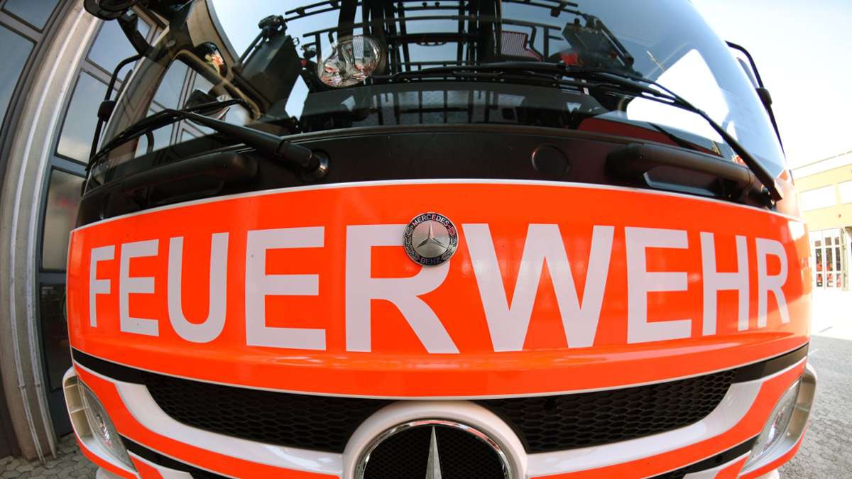 Edingen im Rhein-Neckar-Kreis: Auto gerät in Vollbrand - A656 kurzzeitig voll gesperrt