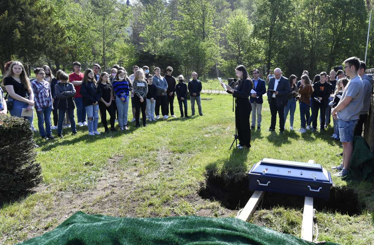 Besondere Beerdigung in der Eifel: Jugendliche tragen ihr Schul-Skelett zu Grabe