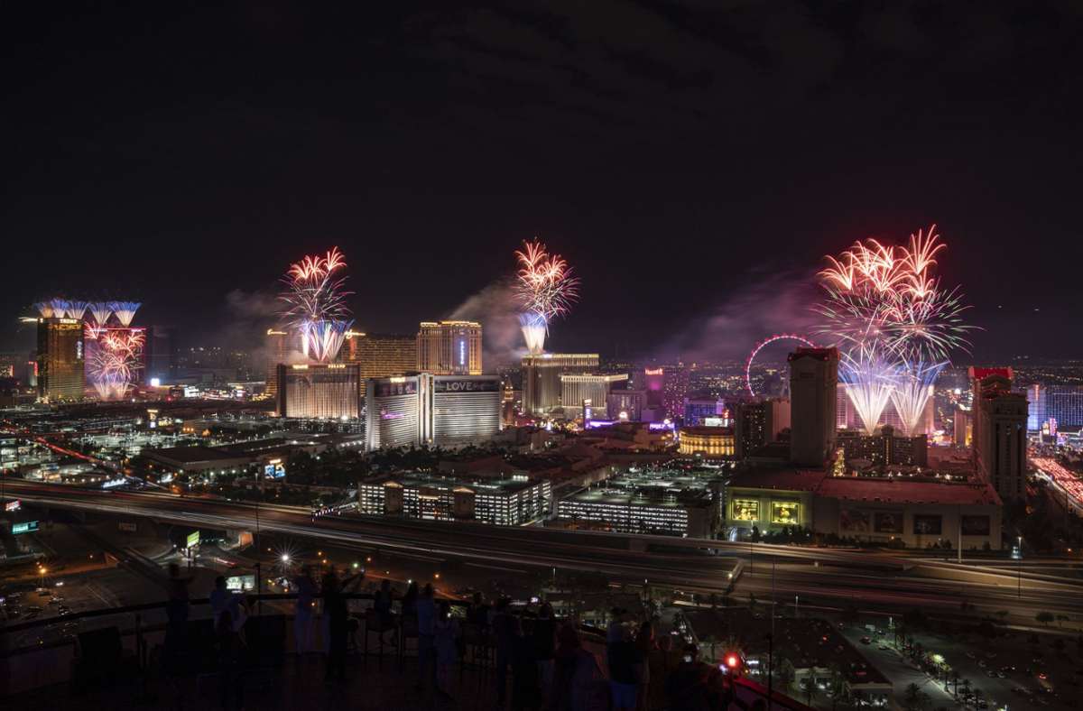Feuerwerkskörper explodieren über dem Las Vegas Strip.