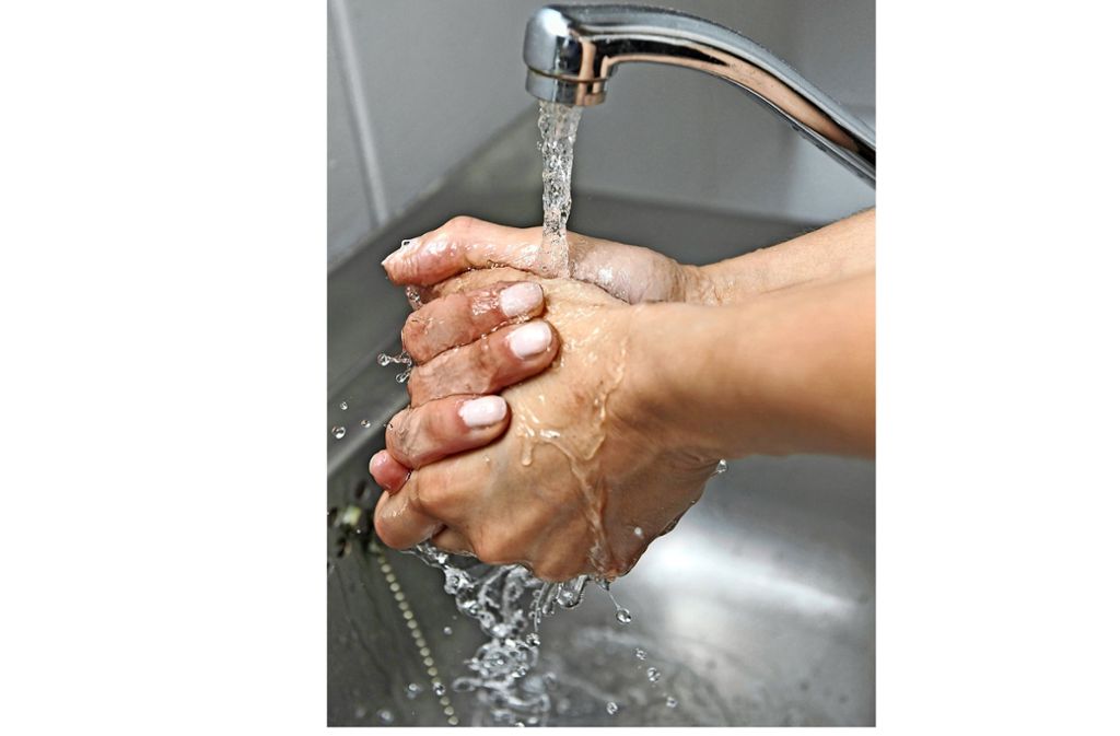 Mindestens 20 Sekunden lang sollte sich jeder die Hände waschen. Foto: dpa/Felix Hörhager