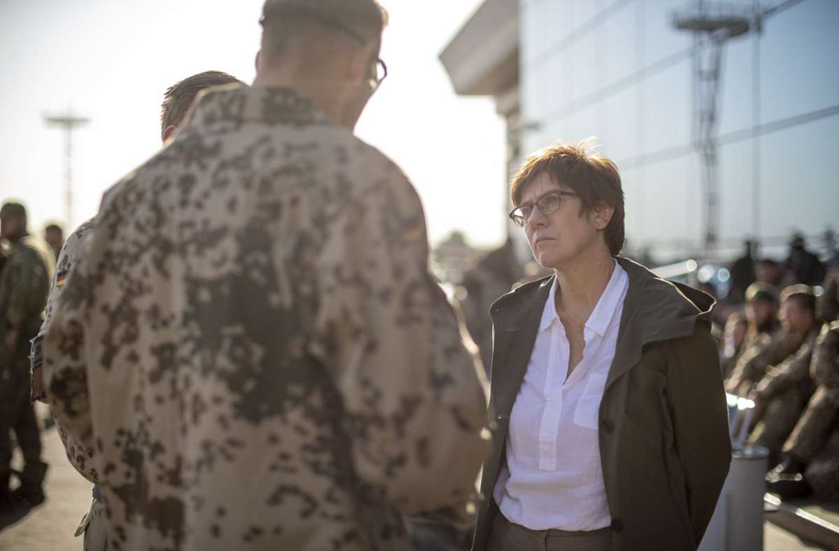 Aus Kabul zurückgekehrt: Bundeswehrsoldaten sprechen im usbekischen Taschkent mit Verteidigungsministerin Annegret Kramp-Karrenbauer. Foto: dpa/Marc Tessensohn