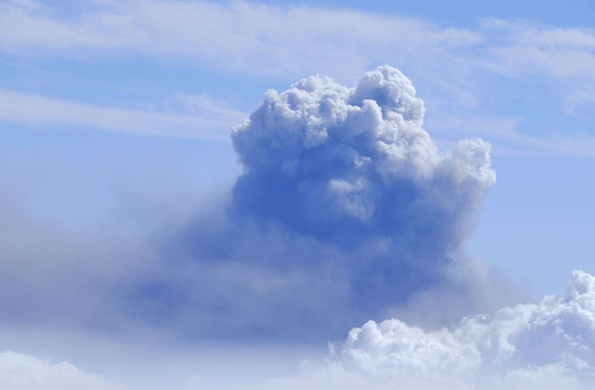 Die Rauch- und Aschewolke, die der Vulkan von La Palma ausstößt, ist vom Berg Roque de los Muchachos aus zu sehen.