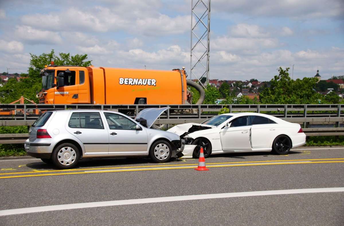 B 313 bei Köngen: Auto gerät in den Gegenverkehr – Stau und hoher Schaden