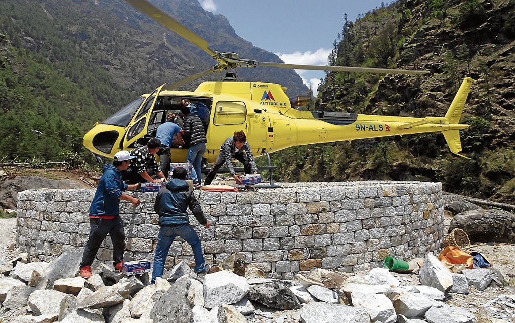Der Hubschrauberlandeplatz in Phakding ist fertig und hat den Härtetest bestanden. Ein wichtiger Schritt für das kleine Bergdorf im Himalaja, schließlich ist es über Straßen nicht zu erreichen. Fotos: Baumann