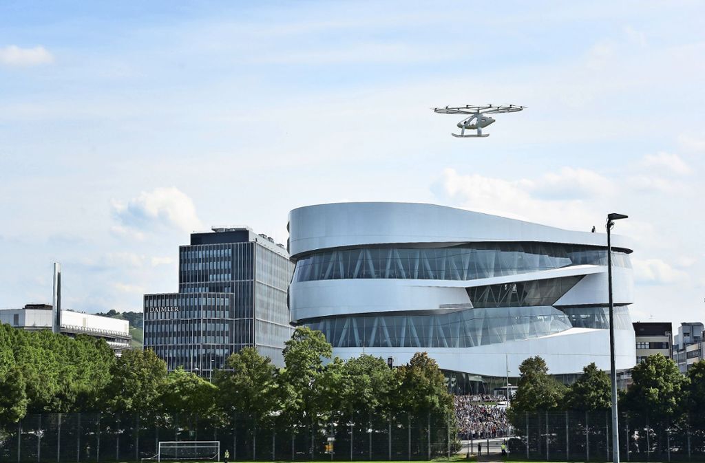 Großes Publikumsinteresse am Präsentationsflug des Volocopters beim Mercedes-Benz-Museum: Probeflug des pilotenlosen Lufttaxis