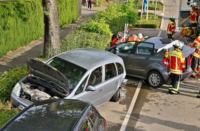 Unfall in Kornwestheim: Feuerwehr schneidet Autodach auf