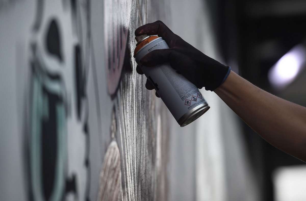 Festnahme in Stuttgart: 17-Jährige beschmiert Hauswände mit Graffitis – Festnahme