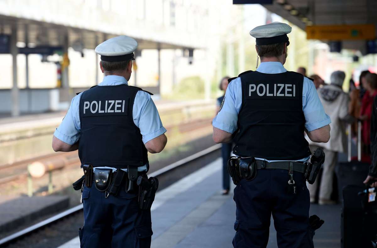 Gewalt im Hauptbahnhof: Rabauke in S-Bahn greift Polizisten an