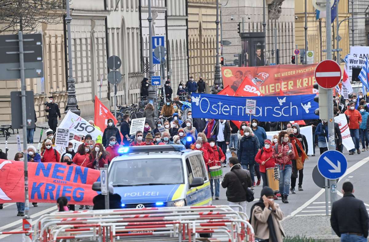 Protest gegen Kampfdrohnen und Atomkraft: Mehrere Hundert Menschen demonstrieren bei Ostermärschen