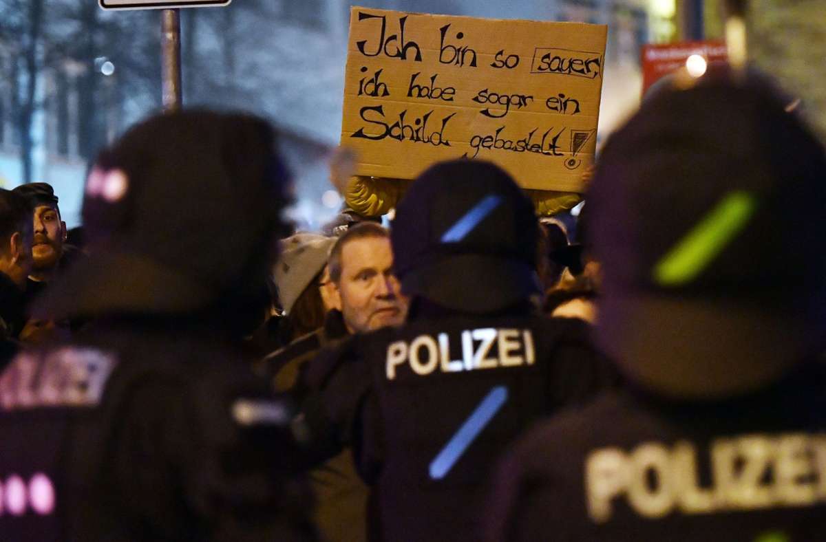 Corona-Proteste in Mannheim und Tübingen: Bis zu 2000 Demonstranten  – mehrere Polizisten verletzt