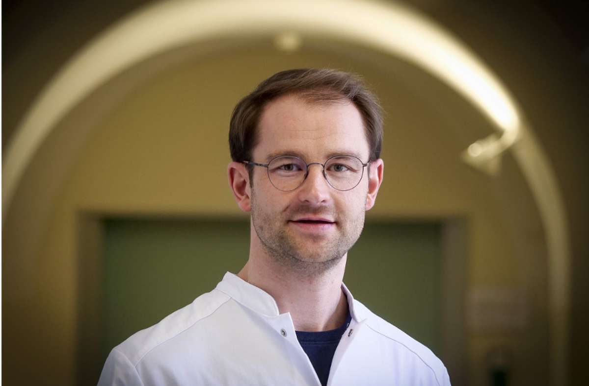Johannes Mehne vom Robert-Bosch-Krankenhaus schreibt regelmäßig über seine Coronapatienten. Foto: Simon Granville/Simon Granville