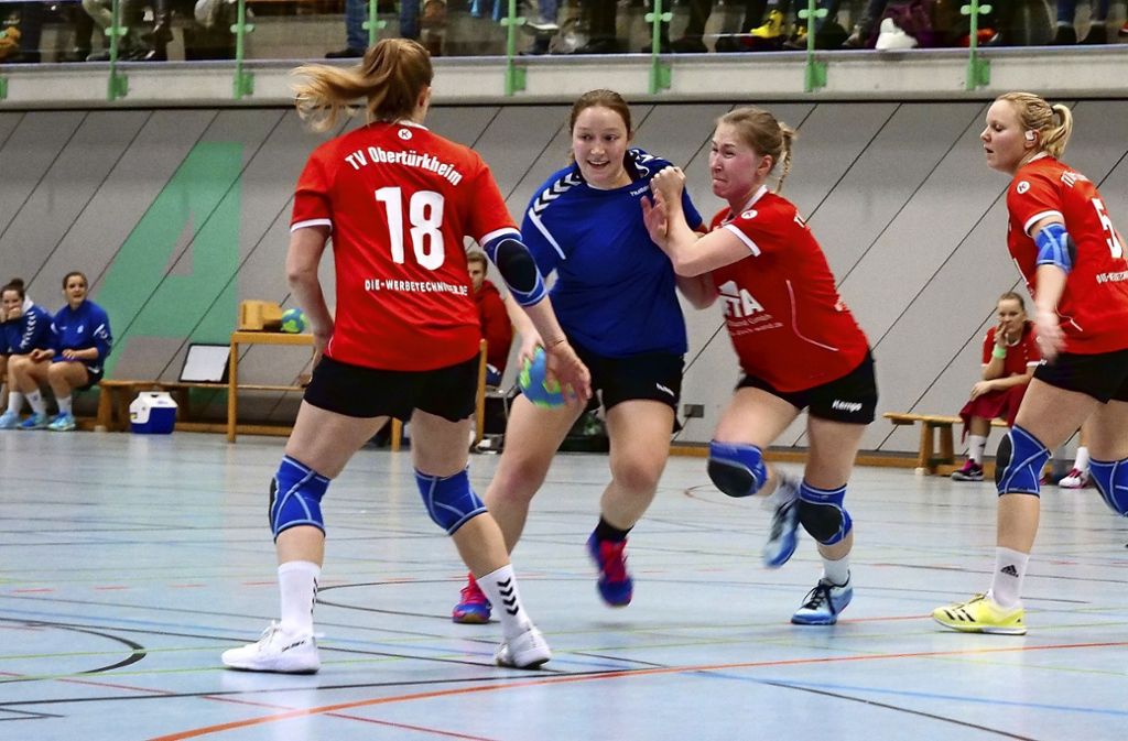 Sowohl die Handballerinnen der HSG Oberer Neckar als auch  die des TV Obertürkheim können mit dem 21:21 leben: Packender Partie