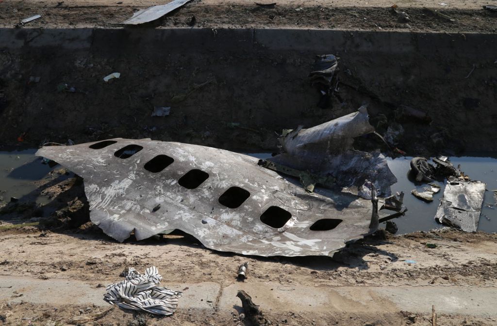 Flugzeugabsturz im Iran: Passagierjet vermutlich abgeschossen – Untersuchung läuft