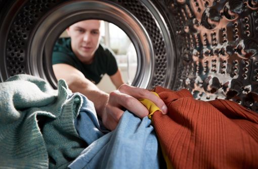 Einen Waschmaschinengang zu verschieben, kann zur Versorgungssicherheit beitragen. Foto: imago images/Shotshop/Monkey Business 2 via www.imago-images.de