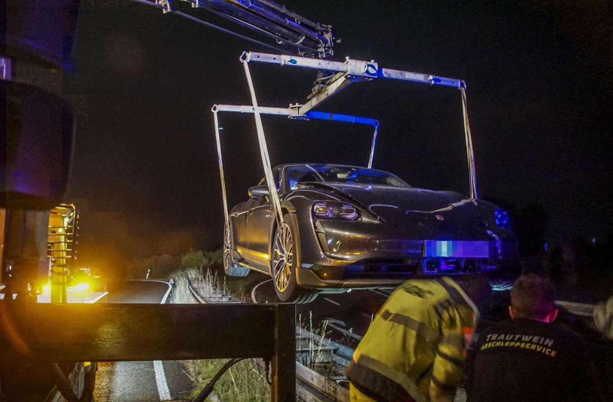 Unfall in Sindelfingen: Porsche Taycan landet auf Schutzplanke