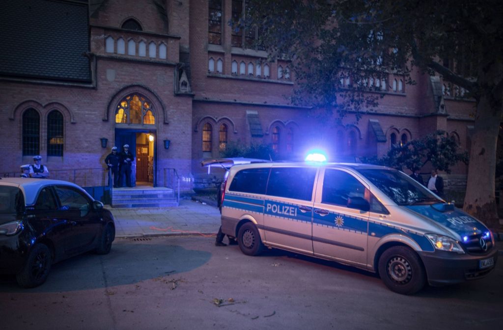 Polizei räumt die Lutherkirche nach Drohung: Polizei-Großeinsatz in Cannstatter Gotteshaus