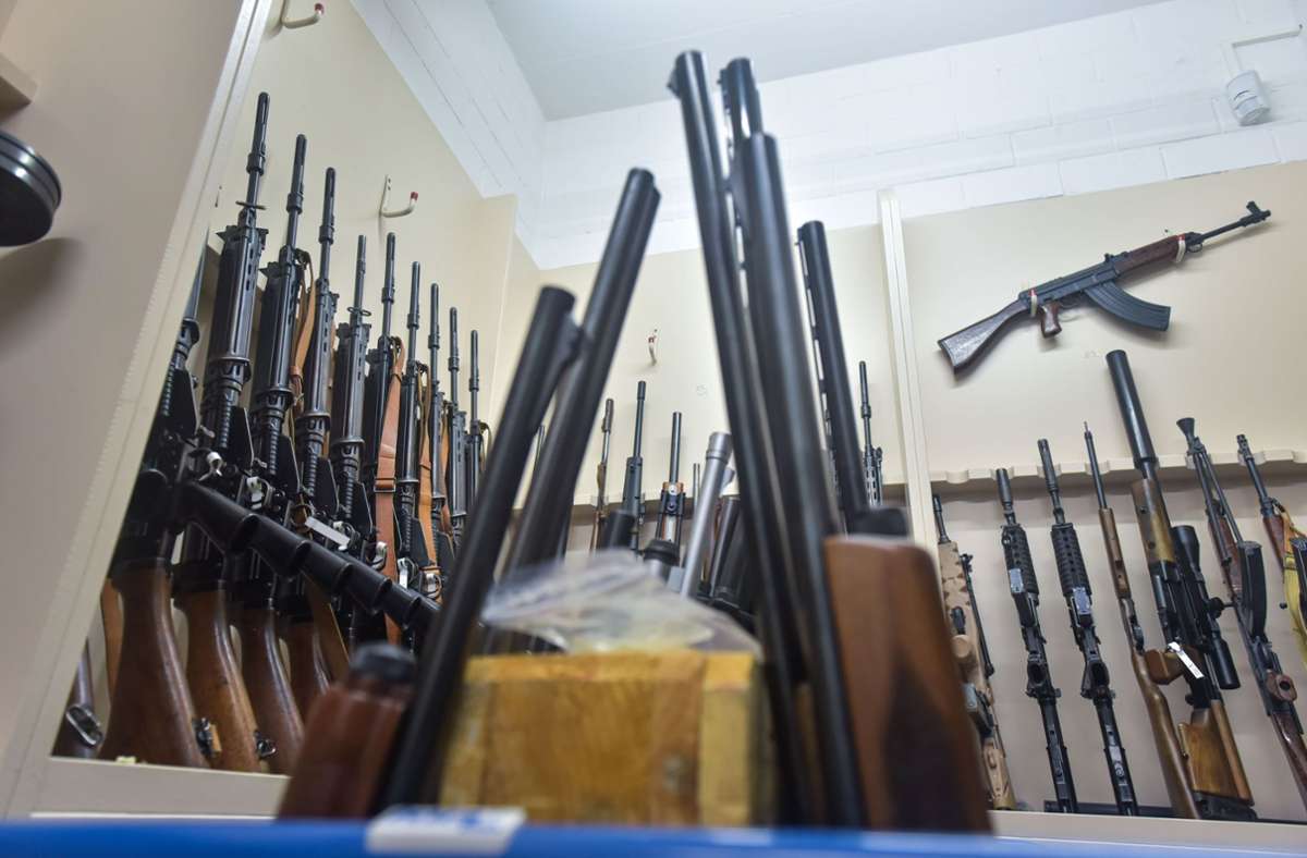 Beschlagnahmte Gewehre in der LKA-Waffenkammer
