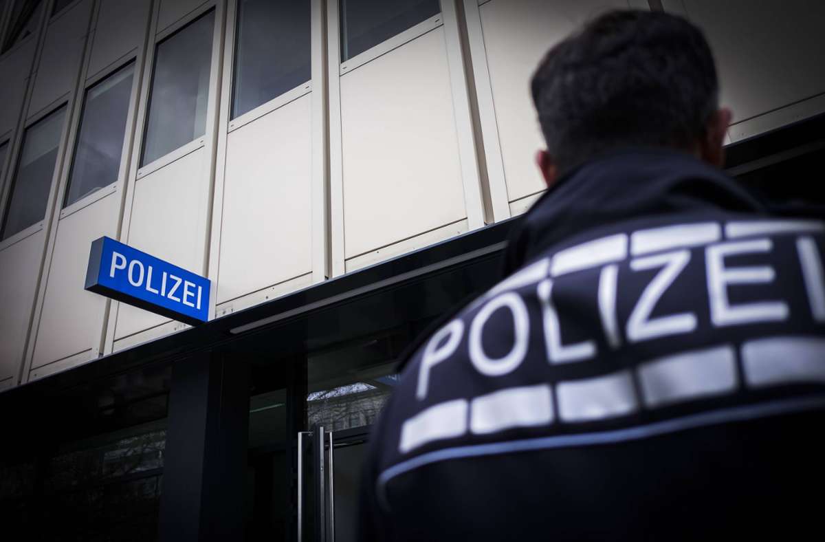 Quarantäne für Polizisten und Flüchtlinge in Stuttgart: Geflüchtete als blinde Passagiere in Lastwagen entdeckt