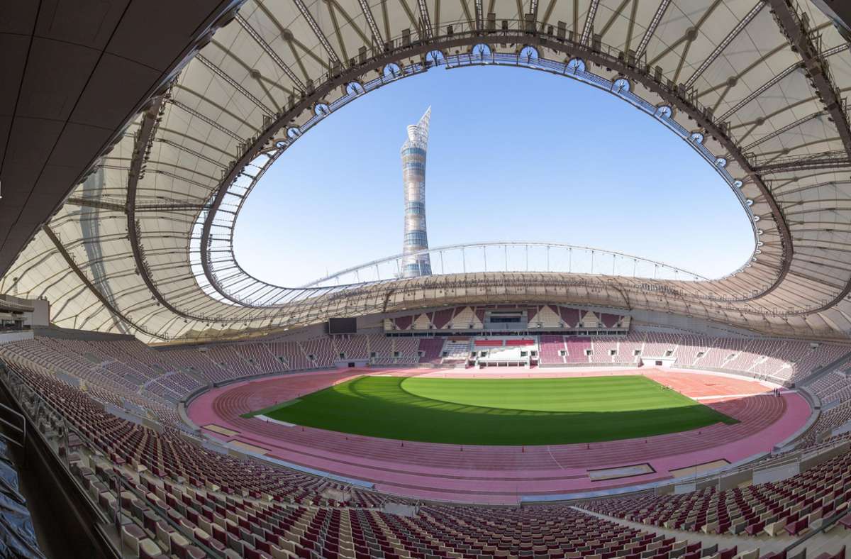 Blick in das Khalifa International Stadion. Katar ist Gastgeber der Fußball-Weltmeisterschaft 2022 (Archivbild) Foto: dpa/Sharil Babu