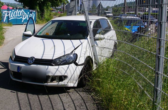 Unfall in Stuttgart: Autofahrerin kommt von B10 ab und landet auf Radweg
