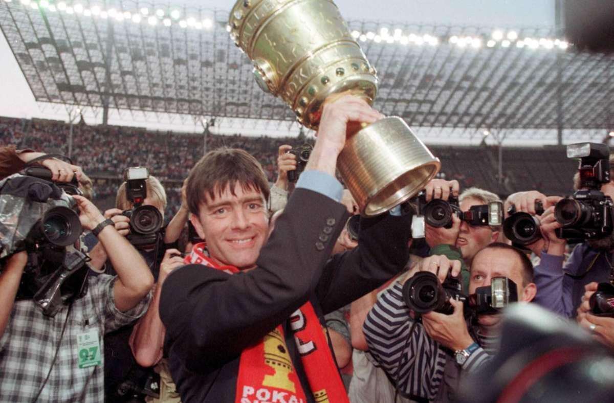 Der spätere Bundestrainer Joachim Löw mit dem Pott – der Südbadener führte den VfB 1997 zum Titel