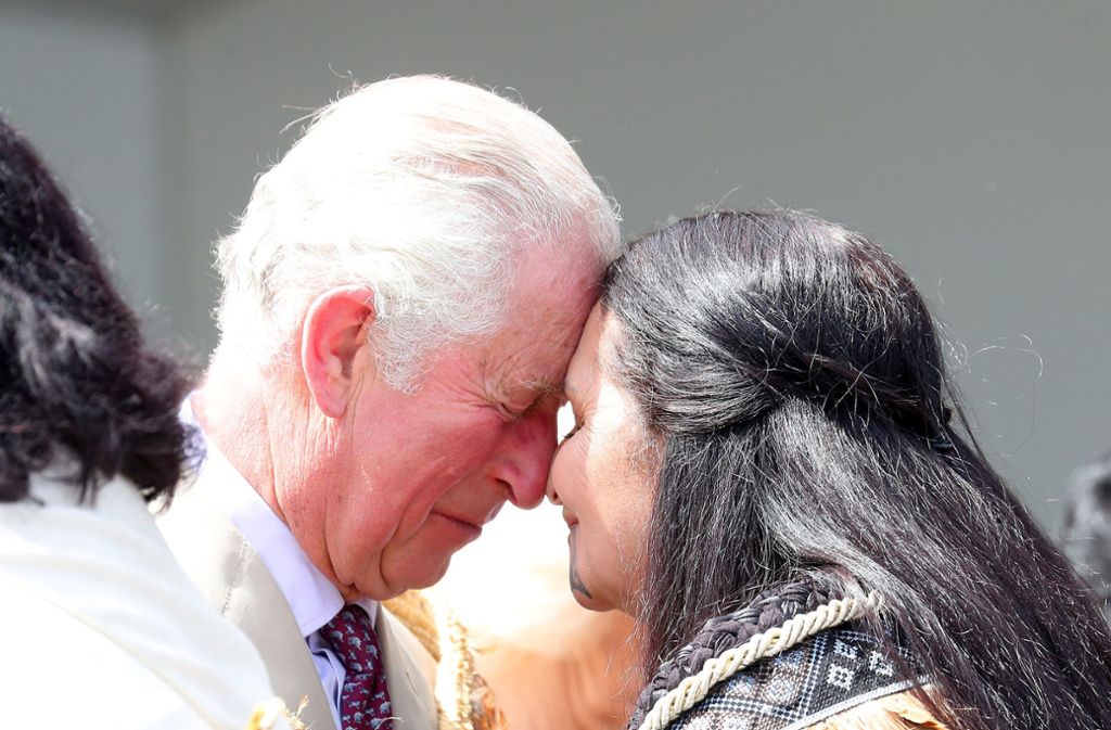 Auf Tuchfühlung mit den Ureinwohnern: Prinz Charles bei seinem Besuch in Neuseeland.