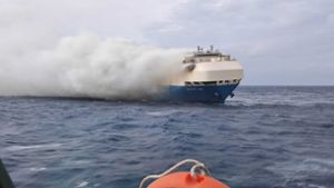 Seegang verzögert Bergung von Frachter mit Luxusautos