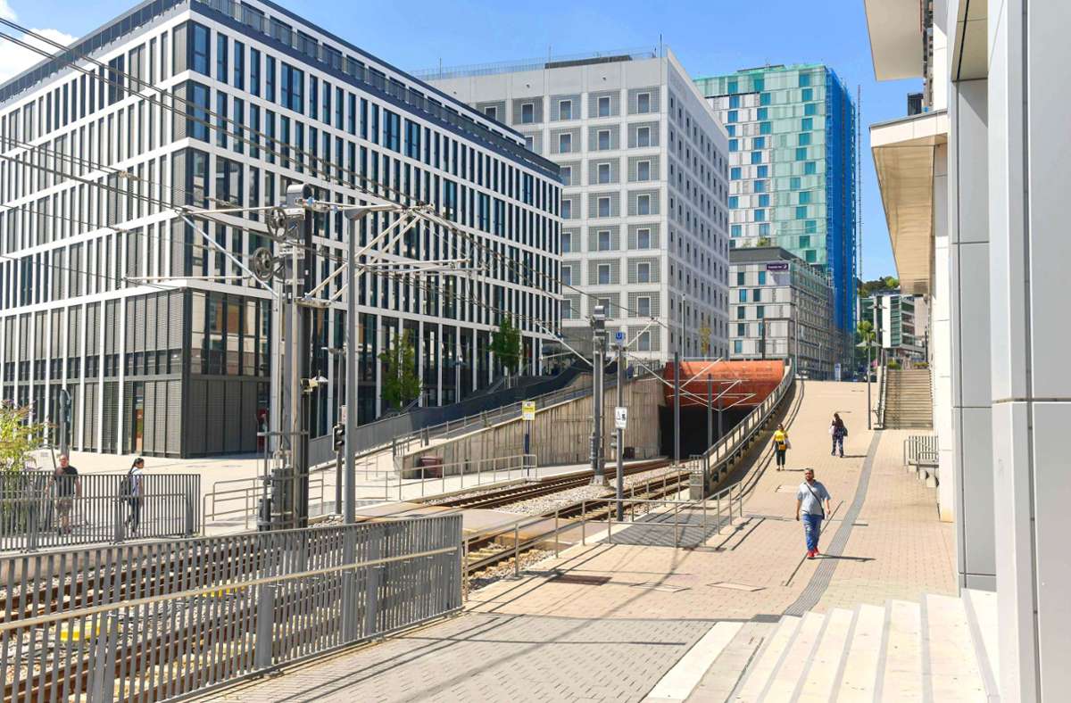 Blick ins Europaviertel: Die Gehwege an der  Stadtbahnschneise sind sonnenexponiert, bieten  wenig Schutz.