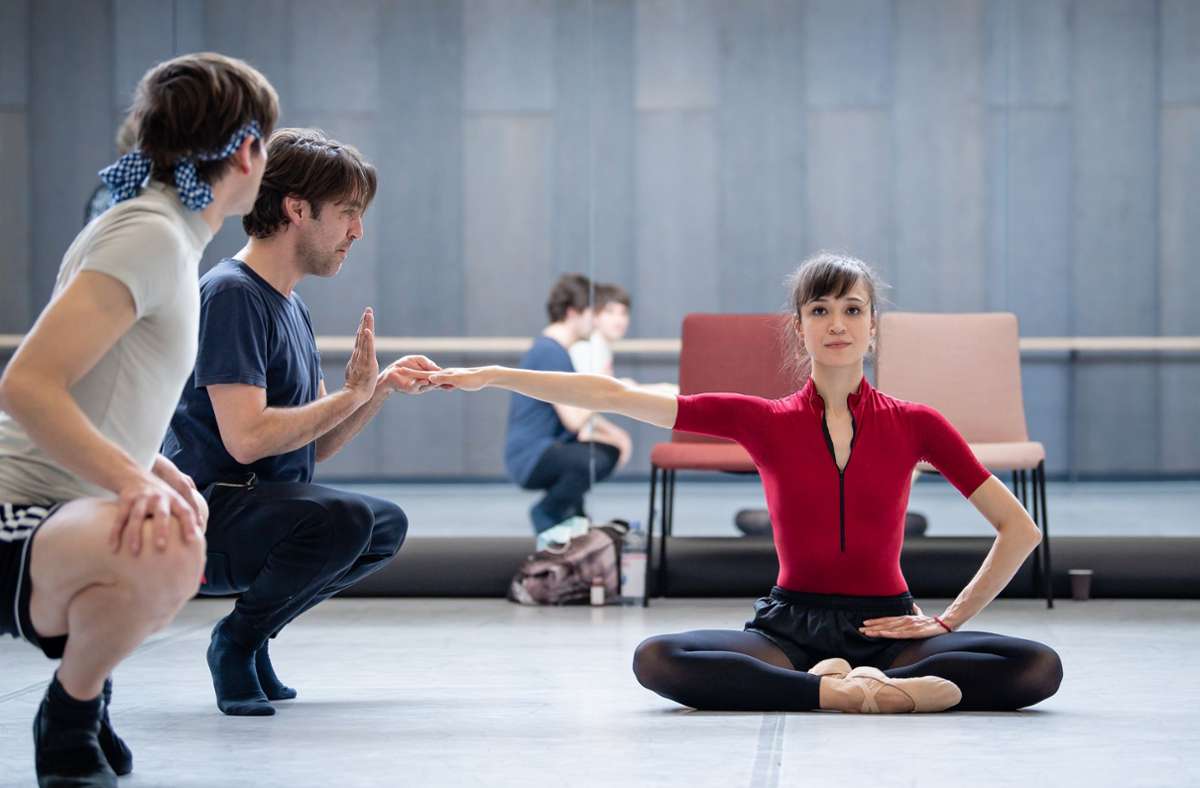 Edward Clug probt mit Rocio Aleman und Friedemann Vogel für sein neues Ballett in einem Saal der Cranko-Schule.