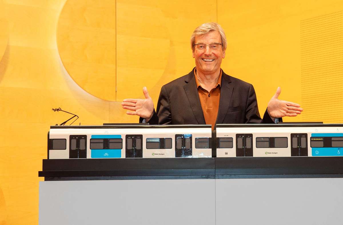 Großer Bahnhof für die neue S-Bahn im Modell: Regionalpräsident Thomas Bopp präsentiert das neue Design.