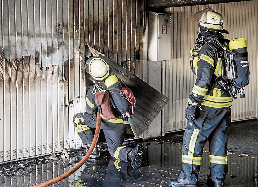BAD CANNSTATT: Brand in Sammelgarage in der Einsteinstraße: 120 000 Euro Schaden nach Feuer