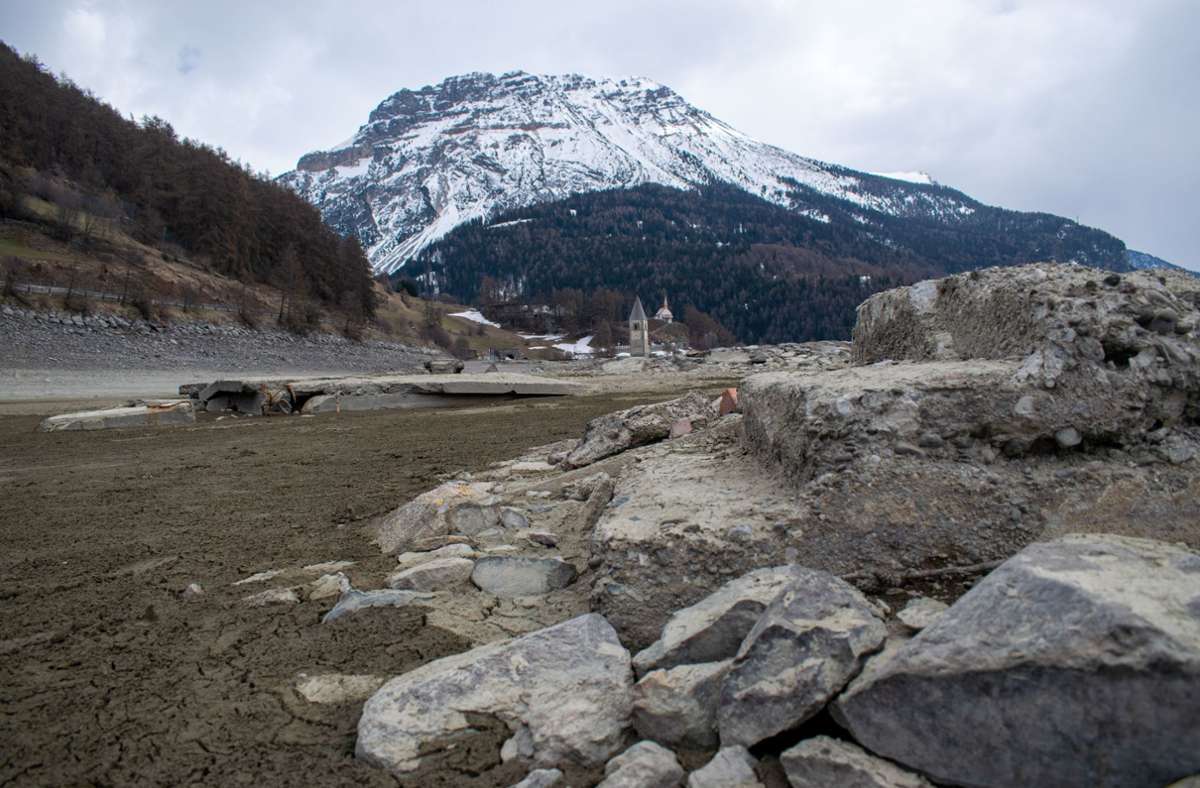 Wegen Instandhaltungsarbeiten wurde Wasser aus dem Reschensee in Graun im Vinschgau abgelassen – und zum Vorschein kamen...