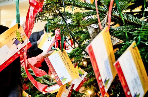 Kinderwünsche  am Weihnachtsbaum: Die Aktion im  Stuttgarter Rathaus steht Pate. Foto:  