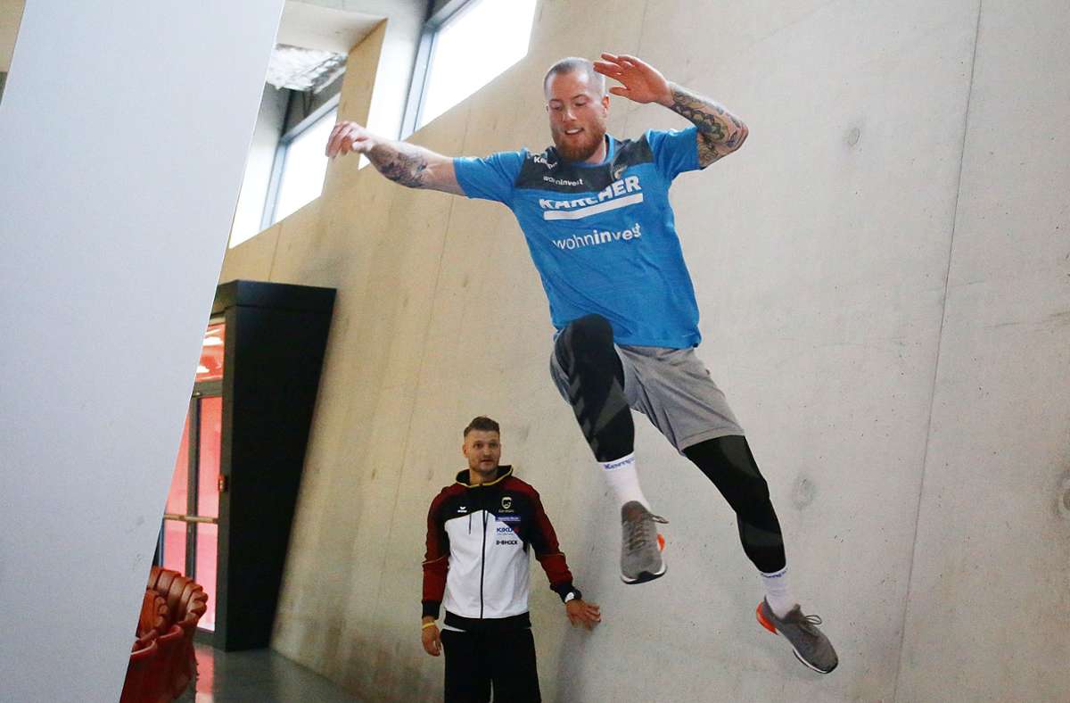 Handball-Nationalspieler Patrick Zieker beim Sprung an der Wand – Parkour-Profi Andy Haug beobachtet die Ausführung.