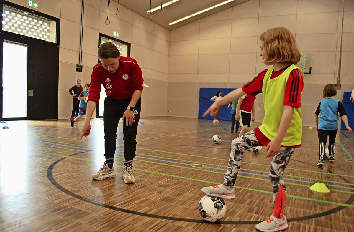 Ballführen auf dem Mittelkreis. Franziska Fiechtner vom wfv  erklärt den Kindern, was bei den Übungen zu beachten ist. Foto: seb