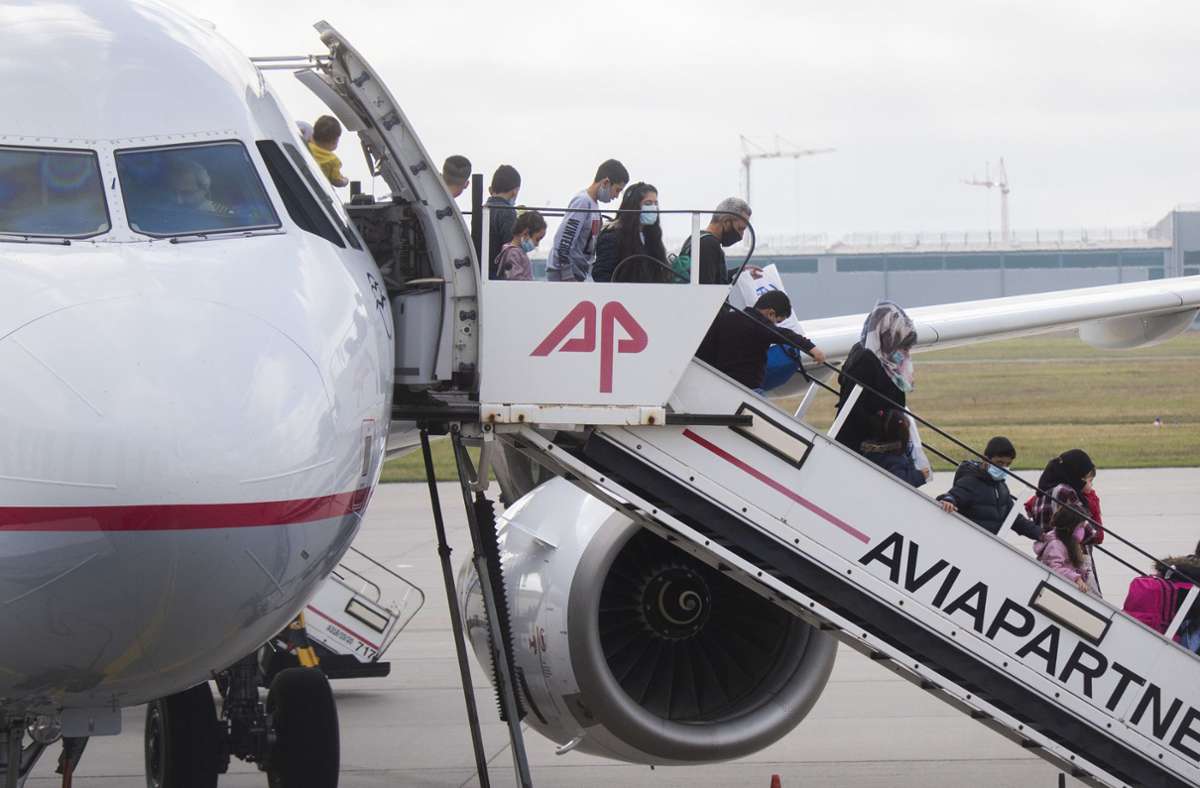 Moria in Griechenland: Flugzeug mit 150 minderjährigen Migranten in Hannover gelandet