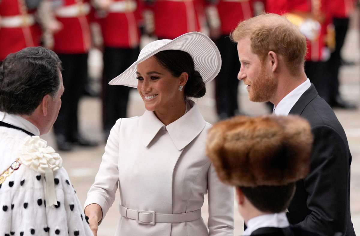 Prinz Harry und Herzogin Meghan sind mit Jubel vor dem Dankgottesdienst zu Ehren der Queen empfangen worden.