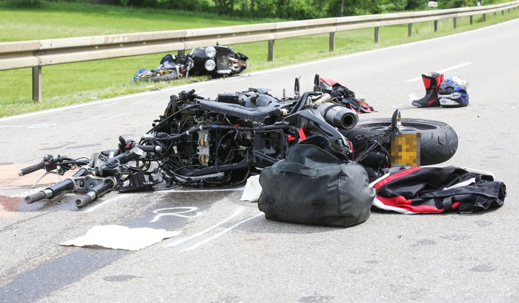 Motorradfahrer bei schwerem Unfall getötet - drei Verletzte