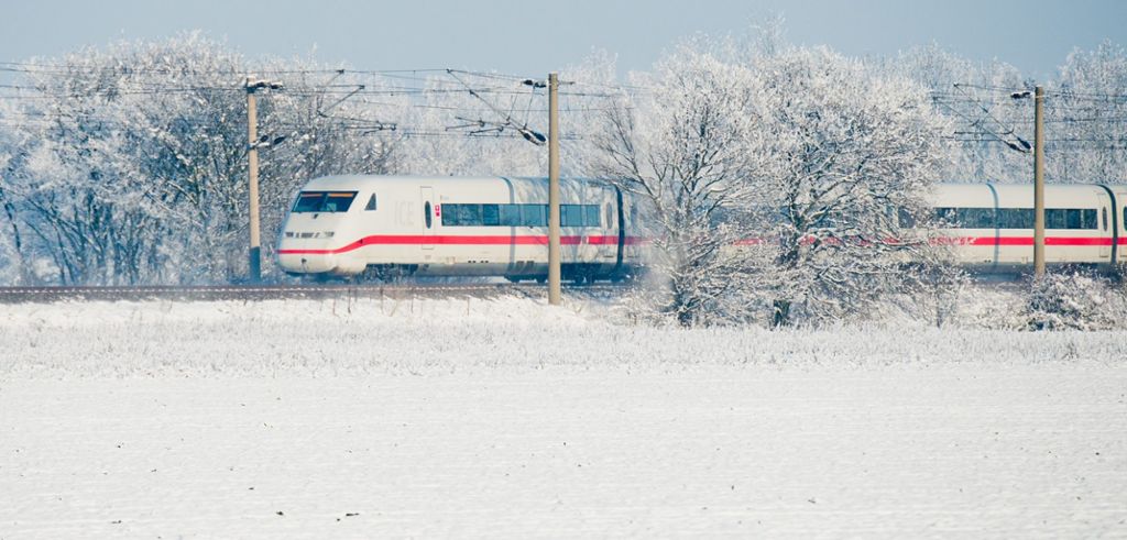 Schnee und Eis führen zu Flugausfällen und Verspätungen der Bahn