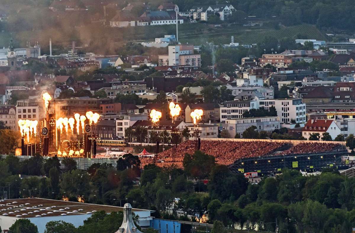 Blick auf die Show von Rammstein von der Waldebene Ost aus: Auch die vier Musiktürme im Innenraum spucken Feuer. Foto: /Engelhard