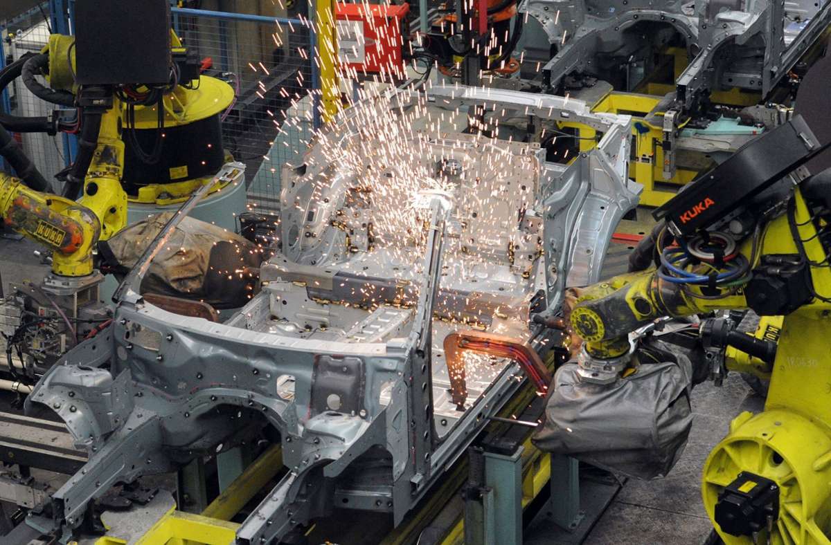 Roboter schleifen an einer PKW Karosserie am Produktionsband im Mercedes-Benz Werk in Bremen. (Archivbild) Foto: imago images/Action Pictures/via www.imago-images.de