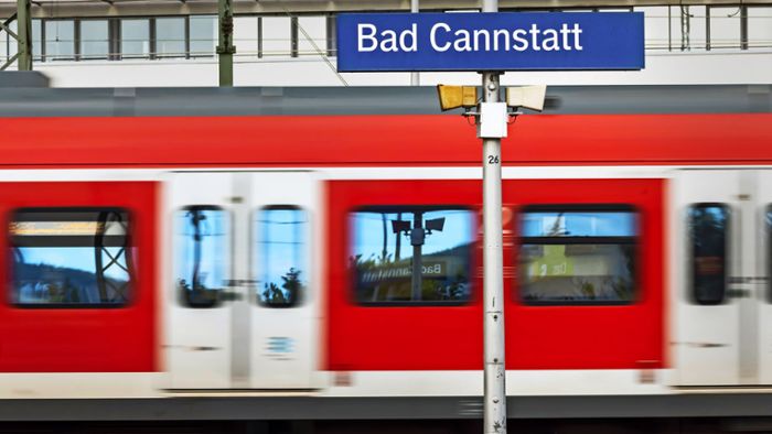 Fahrgäste in der S-Bahn mit Bierflasche beworfen