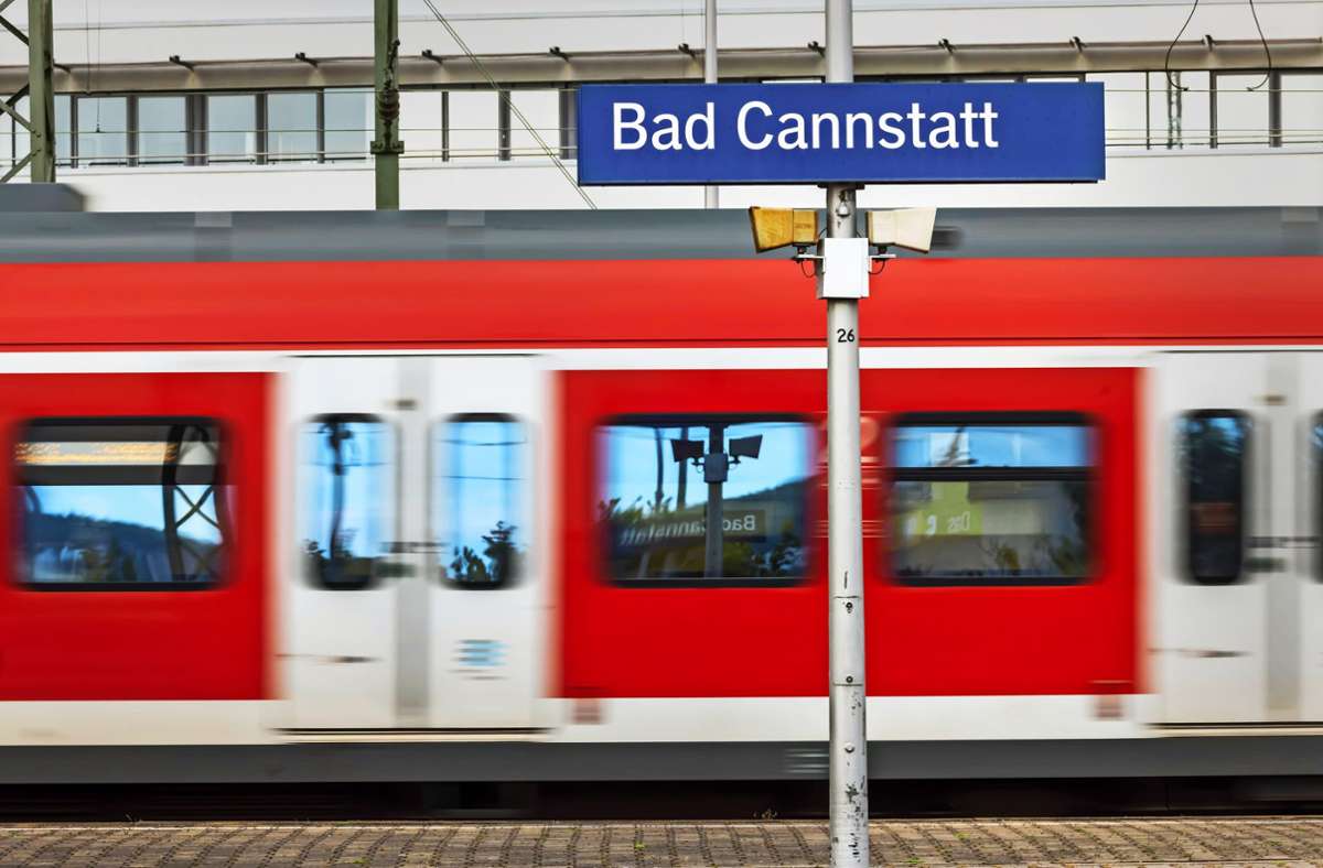 S 2 in Stuttgart: Fahrgäste in der S-Bahn mit Bierflasche beworfen