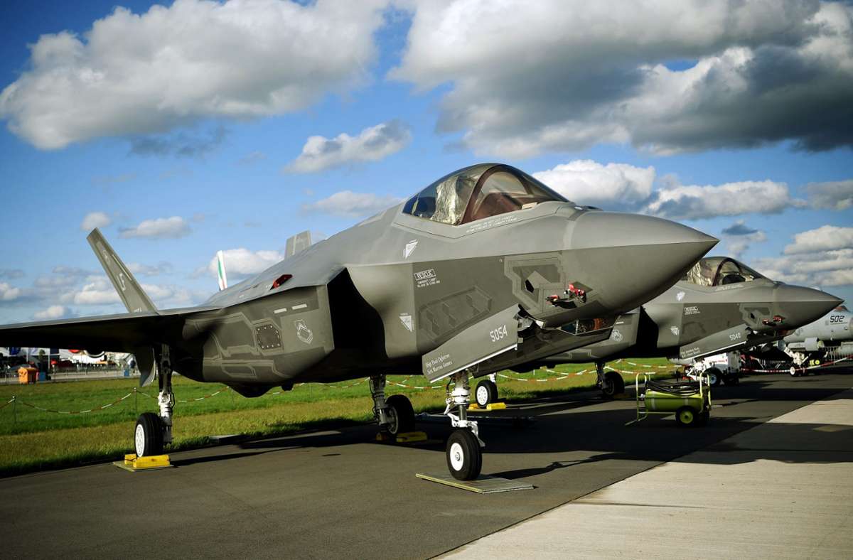 Auch die Steigerung der Verteidigungsfähigkeit Deutschlands (hier ein F35-Tarnkappenjet) kostet enorm viel Geld. Foto: dpa/Britta Pedersen