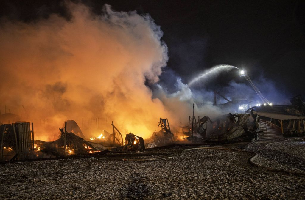 Meßstetten im Zollernalbkreis: Brand in ehemaliger Tennishalle verursacht Millionenschaden