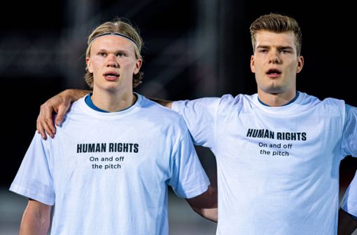 Die norwegische Fußball-Nationalmannschaf – hier Erling Braut Haaland (l.) und  Alexander Sorloth – trug Shirts mit einer klaren Botschaft an Katar: Foto: imago images/Bildbyran/VEGARD WIVESTAD GRoTT
