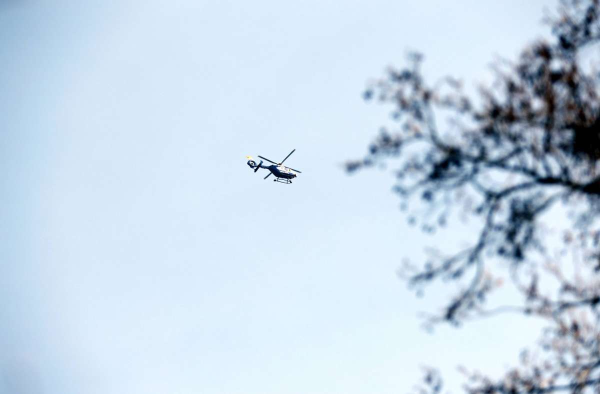 Ostalbkreis: Autofahrer flüchtet nach Unfall – Suche mit Hubschrauber