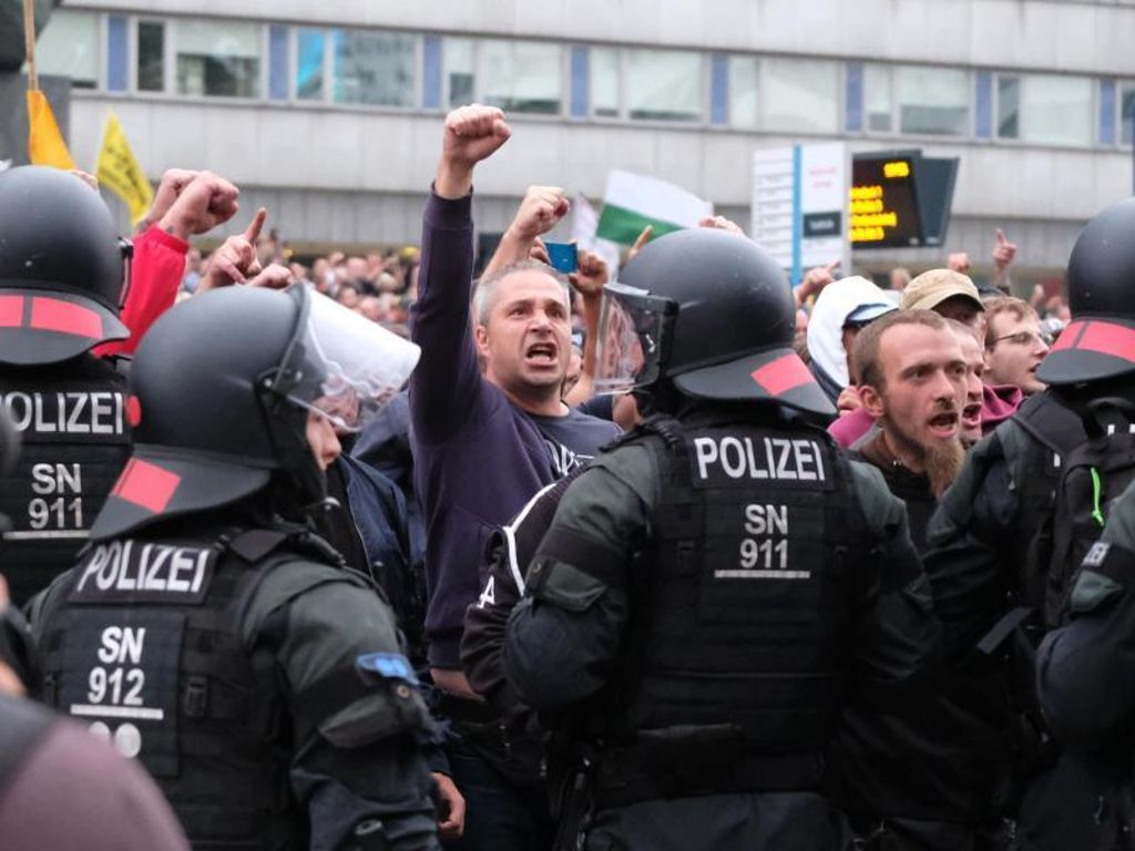 Demo gegen Rassismus, Sexismus und Homo- und Trans- Feindlichkeit, für Liebe Respekt, Bildung und Gleichberechtigung: Stuttgart: Große Demo gegen rechts am Freitag