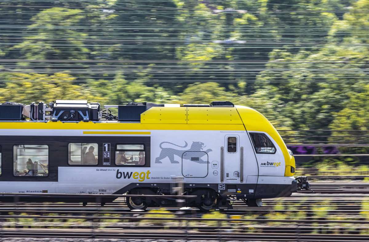 Aalen in Richtung Stuttgart: Unbekannte überqueren Gleise kurz vor fahrendem Zug